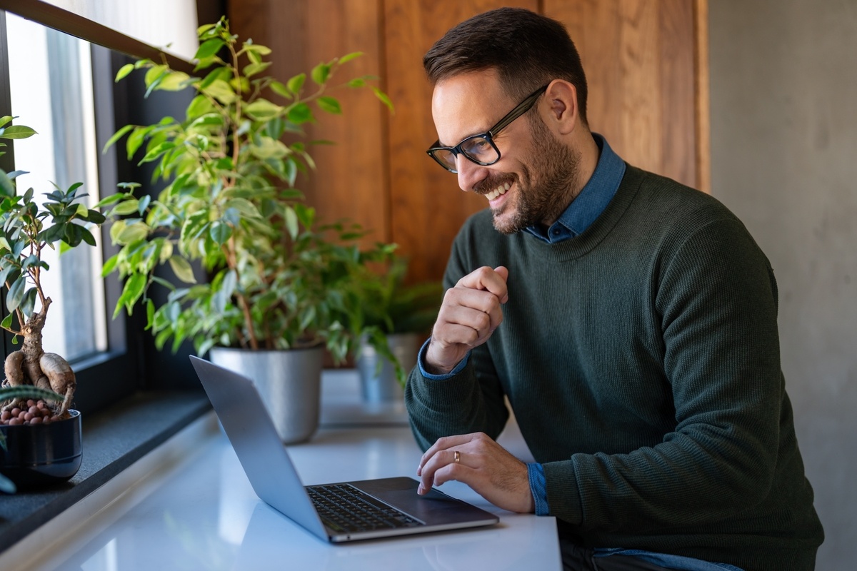 Man attending a virtual Testosterone Replacement Therapy in Florida consultation from home